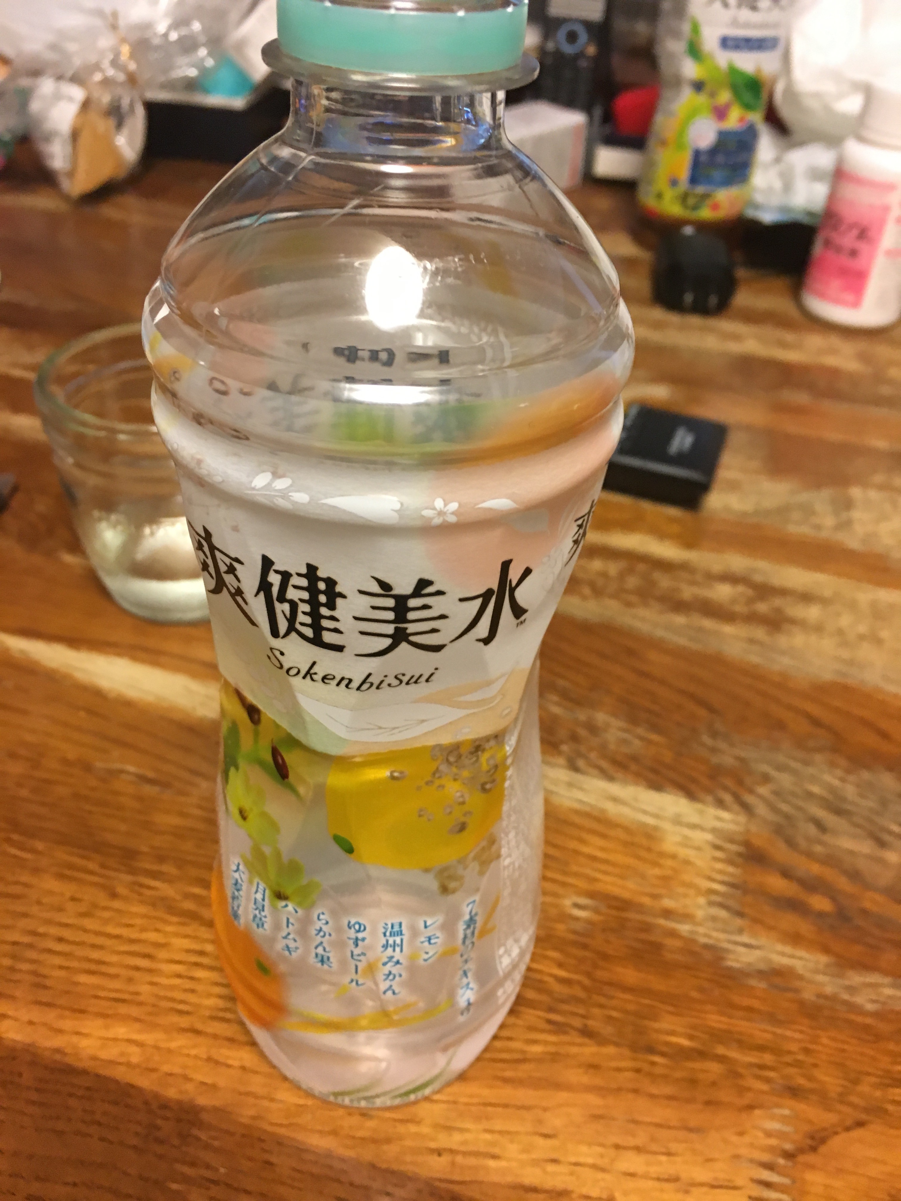 コンビニで当てた水。